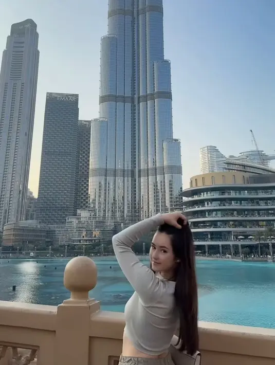 Dalam momen lain, Vika tampil anggun berpose di depan Burj Khalifa dengan latar air mancur yang memukau. Pesona Viktoriya Kolesnaya semakin terpancar, seolah mempertegas hubungan mereka yang penuh cinta dan kemesraan. Potret ini pun menjadi salah satu sorotan yang banyak mendapat pujian dari penggemar. (Liputan6.com/IG/@vika.kolesnaya)