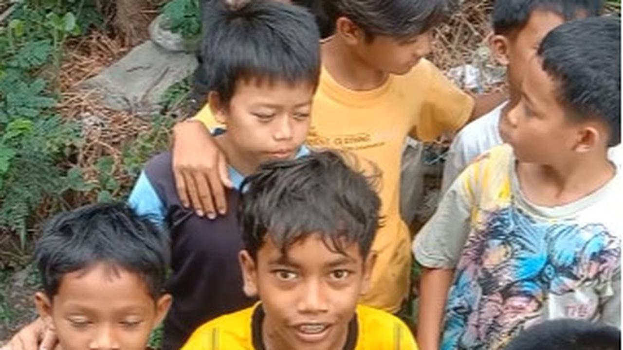 Para Bocah Kompak Bersihkan Selokan di Tepi Jalanan, Aksinya Banjir Pujian