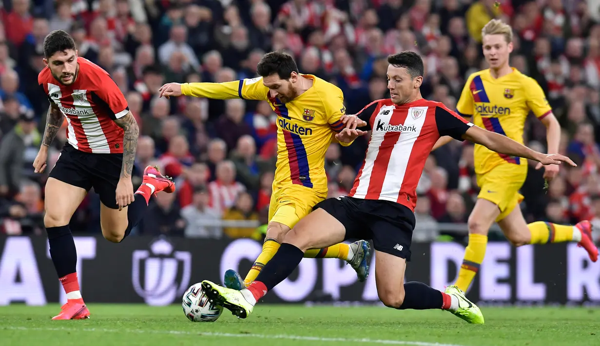 Pemain Athletic Bilbao, Mikel Vesga (kedua kanan) berebut bola dengan striker Barcelona, Lionel Messi pada babak perempat final Copa del Rey di San Mames, Kamis (6/2/2019). Barcelona kandas di babak perempat final Copa del Rey setelah takluk 0-1 di kandang Athletic Bilbao. (AP/Alvaro Barrientos)