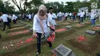 Aktivis Rembuk Nasional Aktivis (RNA) 98 menaburkan bunga di makam korban kerusuhan 98 di TPU Pondok Rangon, Jakarta, Selasa (14/5/2019). 21 tahun tragedi Mei 98 mengisahkan kenangan pilu bagi keluarga korban di mana saat itu diperkirakan 1.217 orang tewas dalam kerusuhan. (merdeka.com/Imam Buhori)