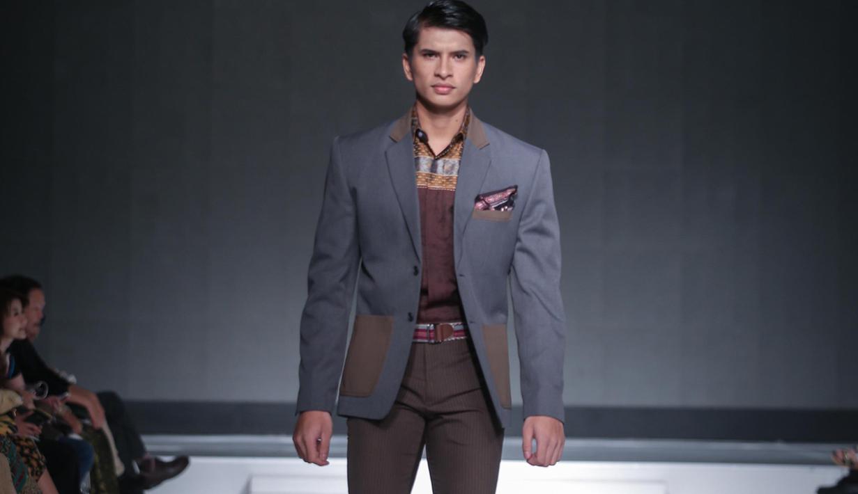 Seorang model berjalan di atas catwalk memperagakan koleksi rancangan Musa Widyatmodjo bertema "Luxury Man" di ajang JFFF di Jakarta, Jumat (22/5/2015). Rancangan Musa Widyatmodjo bertema "Luxury Man". (Liputan6.com/Faizal Fanani)