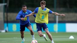 Dua pemain Manchester City, Kyle Walker (kiri) dan John Stones saat menjalani sesi latihan bersama Timnas Inggris di pusat latihan Manchester United, Carrington Training Ground, Manchester (17/6/2023) sebagai persiapan menghadapi Makedonia Utara pada laga Grup C Kualifikasi Euro 2024. (FB/England Football Team)