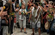 FOTO: Greta Thunberg Dideportasi Israel, Kecam Genosida di Gaza Setibanya di Yunani