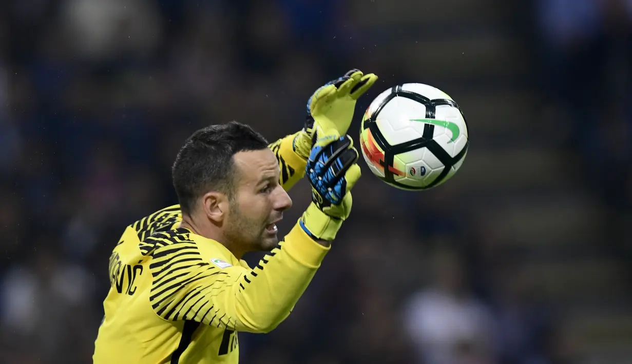 4. Samir Handanovic - Kebangkitan La Beneamata tak lepas dari apiknya kiper timnas Slovenia ini. Aksi-aksi penyelamatan dari kiper 33 tahun di mistar gawang Inter Milan membuat I Nerazzuri menjadi tim paling sedikit kebobolan. (AFP/Miguel Medina)