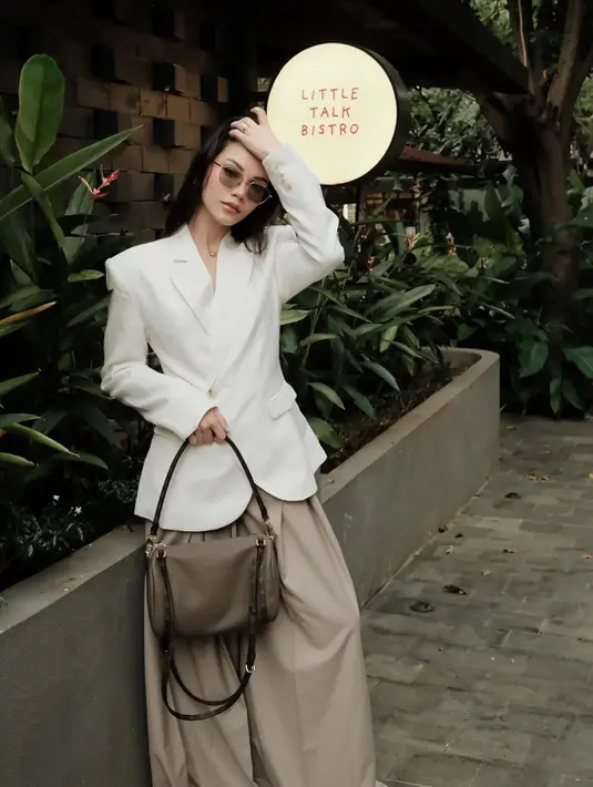 Lengkapi busananya, Alyssa Daguise kenakan sunglasses sebagai aksesori yang membingkai wajahnya [@alyssadaguise]