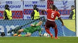 Kiper Inggris, Jordan Pickford (kiri) berhasil mengahalu tendangan pemain Swiss, Manuel Akanji pada babak adu penalti laga perempat final Euro 2024 di Duesseldorf Arena, Duesseldorf, Jerman, Sabtu (06/07/2024). (AP Photo/Thanassis Stavrakis)