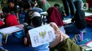 Anak-anak mengikuti lomba mewarnai burung garuda di Kampung Tematik Kampung Teras Pancasila, Karang Tengah, Tangerang, Banten, Rabu (1/6/2022). Kegiatan tersebut dilaksanakan dalam rangka memperingati hari lahirnya Pancasila bertujuan untuk memberikan wawasan dan pengetahuan tentang nilai-nilai Pancasila sejak dini. (Liputan6.com/Angga Yuniar)