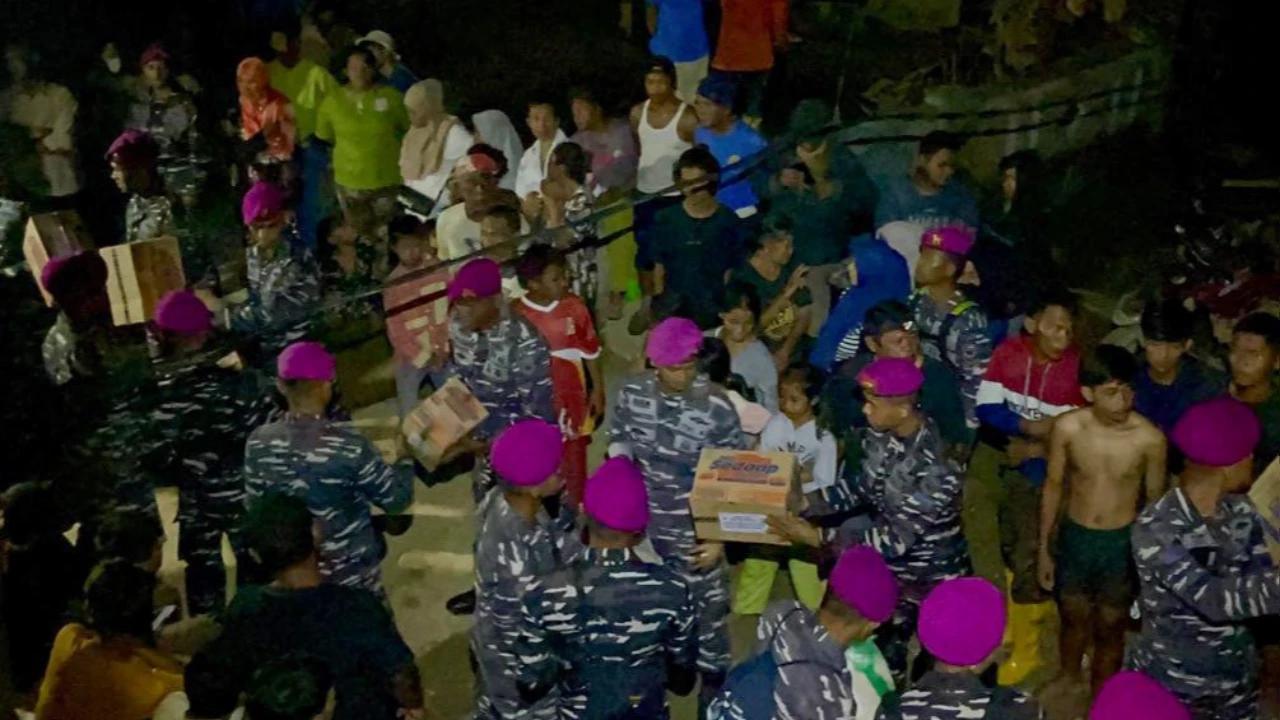 FOTO: Marinir TNI AL Gerak Cepat Salurkan Bantuan Banjir di Aceh Tamiang