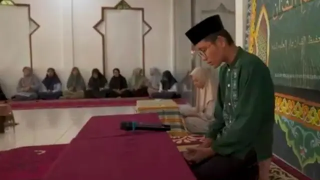 Guru di pesantren juga berperan layaknya orangtua kedua para santri. (Foto: Istimewa)