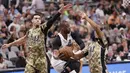 Pemain Miami Heat, Dwyane Wade (3) berusaha melewati hadangan para pemain San Antonio Spurs pada lanjutan NBA di AT&T Center, Texas, Kamis (24/3/2016).  (Reuters/ Soobum Im-USA TODAY Sports)