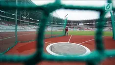 Pekerja mengecek jaring arena tolak peluru di Stadion Utama GBK, Jakarta, Selasa (3/10). Sejumlah pembangunan Infastruktur Asian Games dipastikan akan selesai sesuai dengan target pemerintah, yaitu akhir tahun 2017. (Liputan6.com/Helmi Fithriansyah)