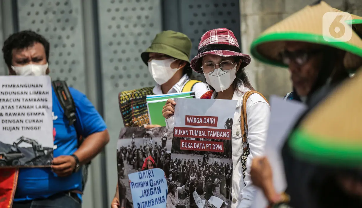 Sejumlah orang yang tergabung dalam warga Dairi Sumatera Utara menggelar aksi di depan Kedutaan Besar China di Jakarta, Rabu (24/8/2022). Dalam aksinya mereka menolak tambang di daerah Dairi dikarenakan dapat membahayakan lingkungan serta jiwa penduduk sekitar. (Liputan6.com/Faizal Fanani)
