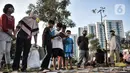 Anak-anak dan orangtua memilih buku saat kehadiran Perpustakaan Keliling di kawasan Kampung Melayu, Jakarta, Minggu (16/8/2020). Perpustakaan Keliling menyajikan berbagai buku bacaan yang dapat dimiliki secara gratis oleh anak-anak. (merdeka.com/Iqbal S. Nugroho)