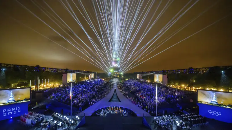 Foto: Meriahnya Acara Pembukaan Olimpiade Paris 2024, Menara Eiffel Bermandikan Cahaya