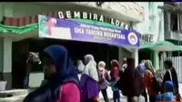 Jumlah pengunjung kebun binatang yang terletak di bagian timur Kota Yogyakarta ini terlihat dipadati pengunjung pada Libur Hari Raya Nyepi.  (Liputan 6 SCTV)