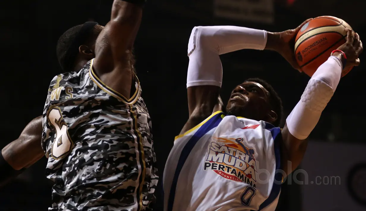 Pemain Satria Muda, Tyreek Jewell (kanan) mecoba melewatiadangan pemain CLS Knights, Willard Crew pada laga semifinal IBL di Britama Arena, Kelapa Gading, Jakarta, Minggu (23/4/2017). Satria Muda menang 74-69. (Bola.com/Nicklas Hanoatubun)