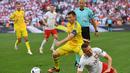 Ruslan Rotan sangat dominan di lapangan tengah Ukraina saat melawan Polandia. Kapten Ukraina ini berperan besar membuat Ukarina tidak kebobolan banyak gol. (AFP/Anne-Christine-Poujoulat)