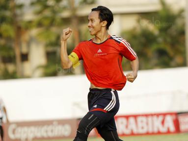 Pemain Universitas Negeri Malang (UM) melakukan selebrasi usai cetak gol ke gawang Politeknik Negeri Malang (Polinema) pada Torabika Campus Cup 2017 di Stadion UM, Malang, Rabu, (01/11/2017). UM menang 2-0 atas Polinema. (Bola.com/M Iqbal Ichsan)