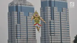 Sebuah layang-layang terbang selama pameran India-Indonesia Kite Exhibition di Monas, Jakarta, Rabu (30/5). Pameran ini merupakan bagian dari perayaan 70 tahun diplomasi India-Indonesia. (Merdeka.com/Iqbal S. Nugroho)