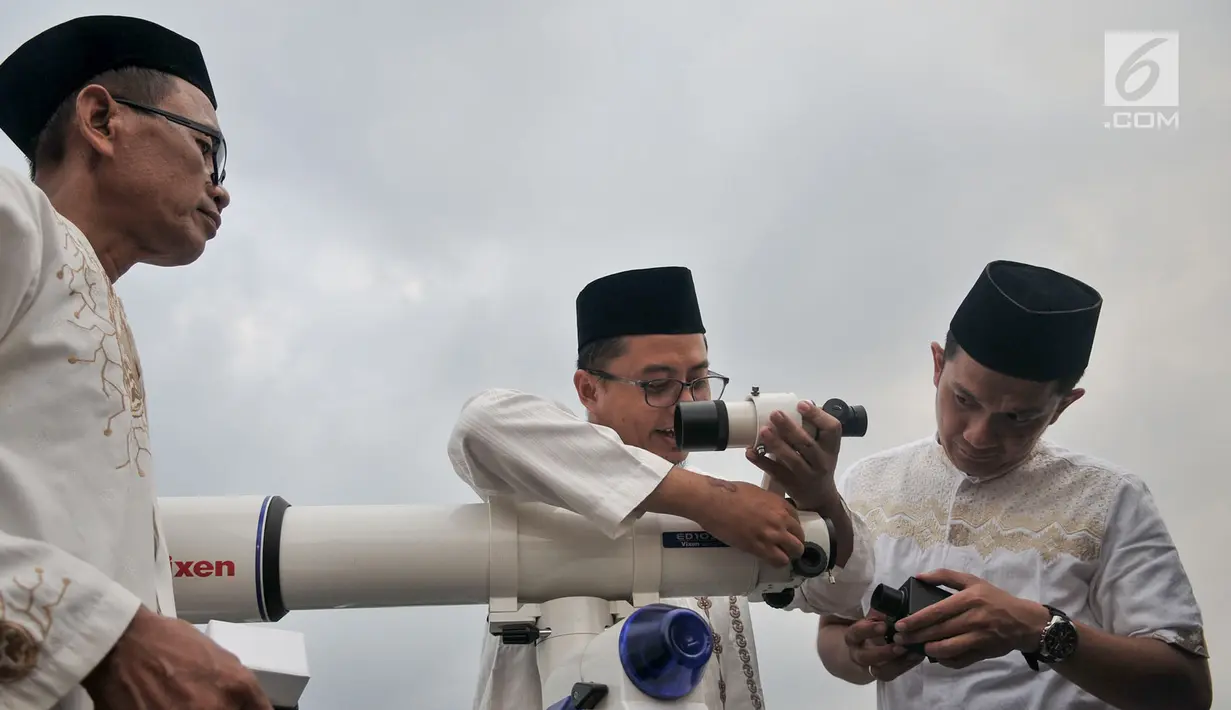 Tim hisab rukyat Kanwil Kemenag DKI Jakarta memantau hilal 1 Ramadan 1440 H menggunakan teleskop dari atap Gedung Kanwil Kemenag DKI Jakarta, Minggu (5/5/2019). Tim hisab rukyat menggunakan jenis teropong seperti theodolite (kuning), teleskop, dan binokular. (merdeka.com/Iqbal S Nugroho)