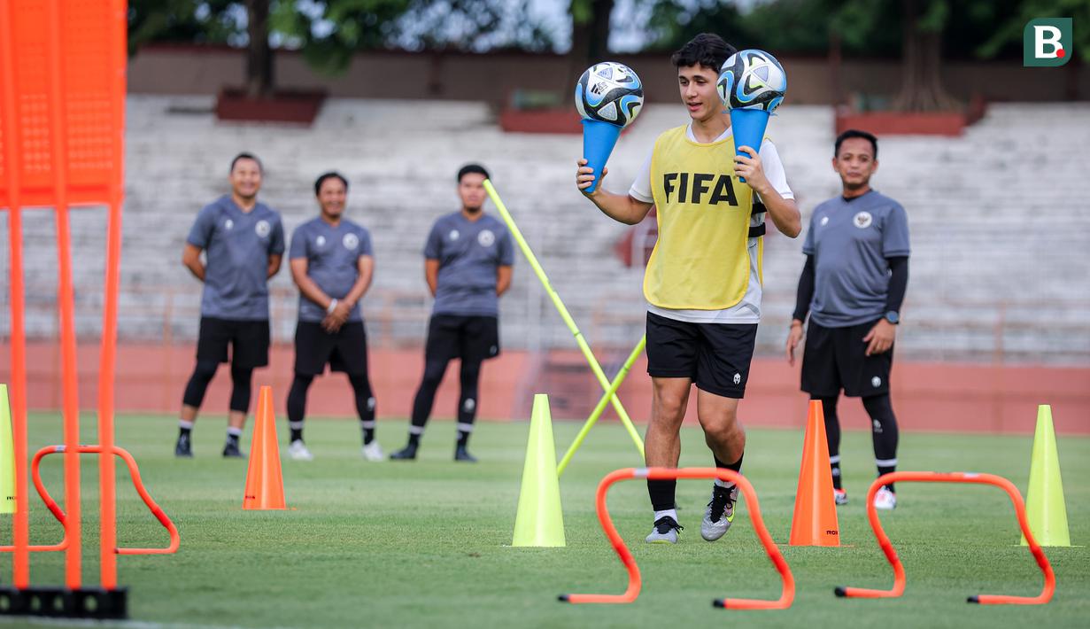 Pemain Timnas Indonesia U-17, Amar Brkic berusaha menyeimbangkan bola saat fun game pada latihan resmi menjelang laga penentu Grup A Piala Dunia U-17 2023 di Stadion Gelora 10 November, Tambaksari, Surabaya, Rabu (15/11/2023). (Bola.com/Bagaskara Lazuardi)
