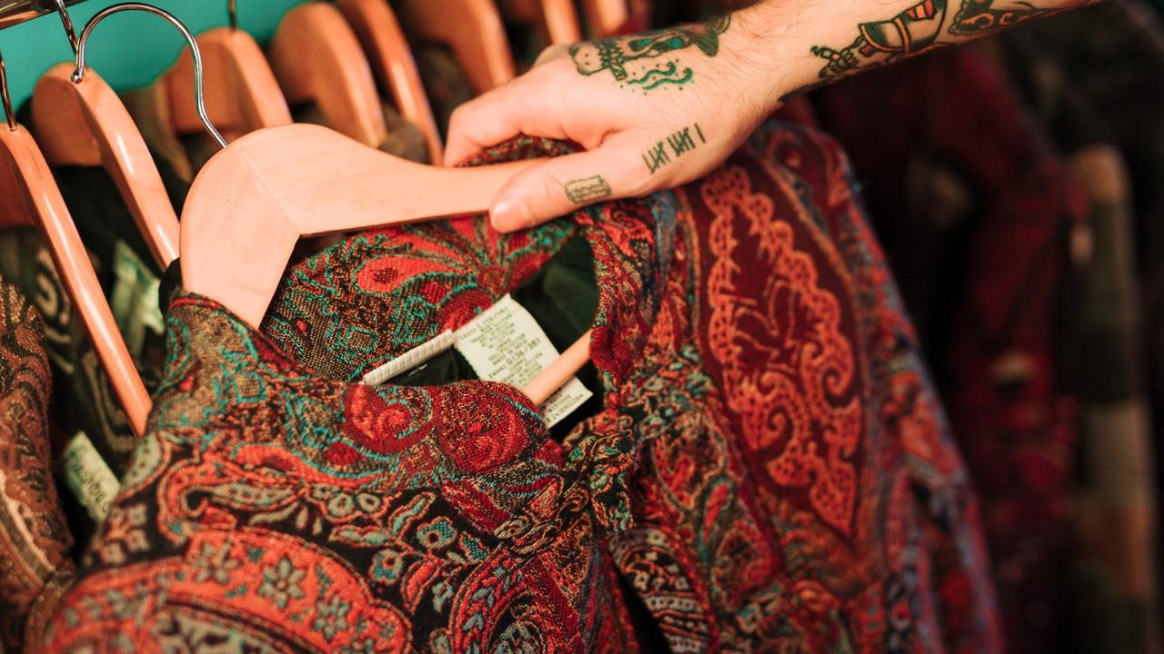 Ilustrasi mencuci baju batik