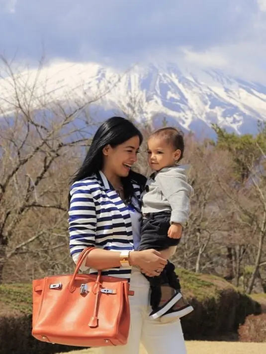 Saat menjadi pembicara di Perayaan Tepuk Sehat Indonesia di SDN 03 Pagi Menteng, Jakarta Pusat, beberapa waktu lalu, wanita yang akrab disapa Tikam ini tampak begitu segar di tengah kehamilannya yang semakin membesar. (Instagram/titi_kamall)