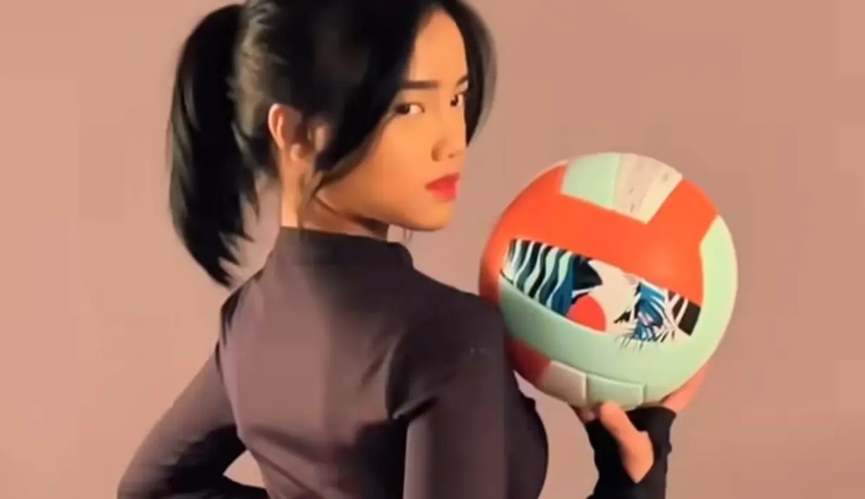 Selain menjadi konten kreator, Fuji punya jadwal padat sebagai seorang model. Ia bahkan tak segan mengunggah potret kesibukannya saat bekerja di depan kamera. Yang baru-baru ini, Fuji jadi sorotan berkat penampilannya pakai outfit sporty. (Liputan6.com/IG/@fuji_an).