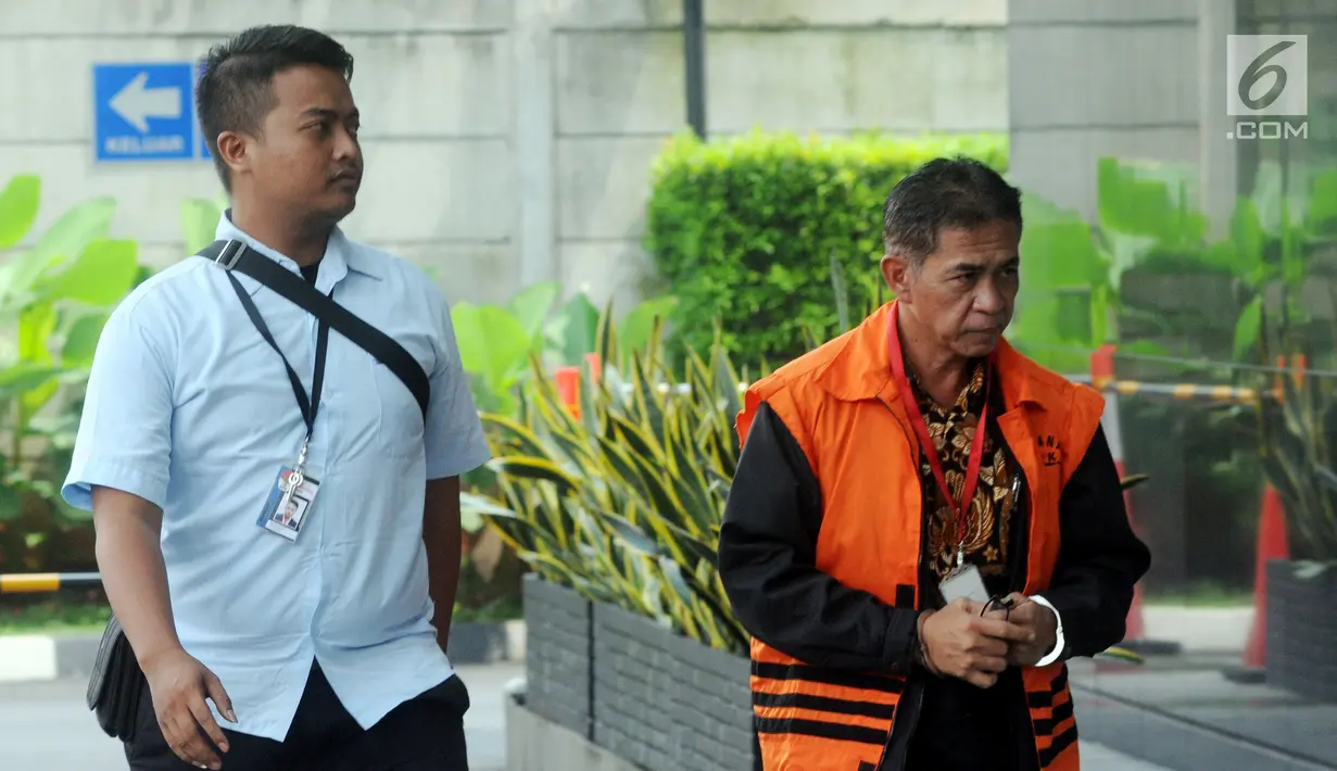 Bupati nonaktif Mesuji Khamami (kanan) tiba di Gedung KPK, Jakarta, Kamis (21/2). Khamami diperiksa sebagai tersangka terkait dugaan suap proyek infrastruktur di Kabupaten Mesuji. (Merdeka.com/Dwi Narwoko)