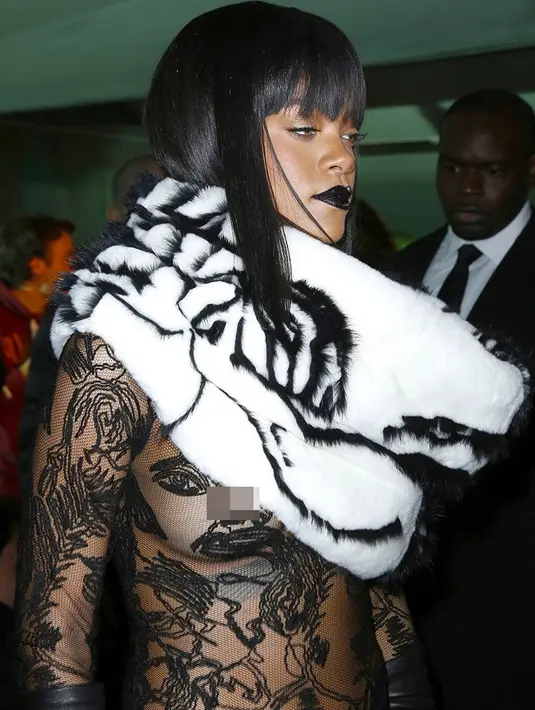 Outfit hitam transparan dikenakan dan dikombinasikan dengan syal tebal. (REX/Shutterstock/HollywoodLife)