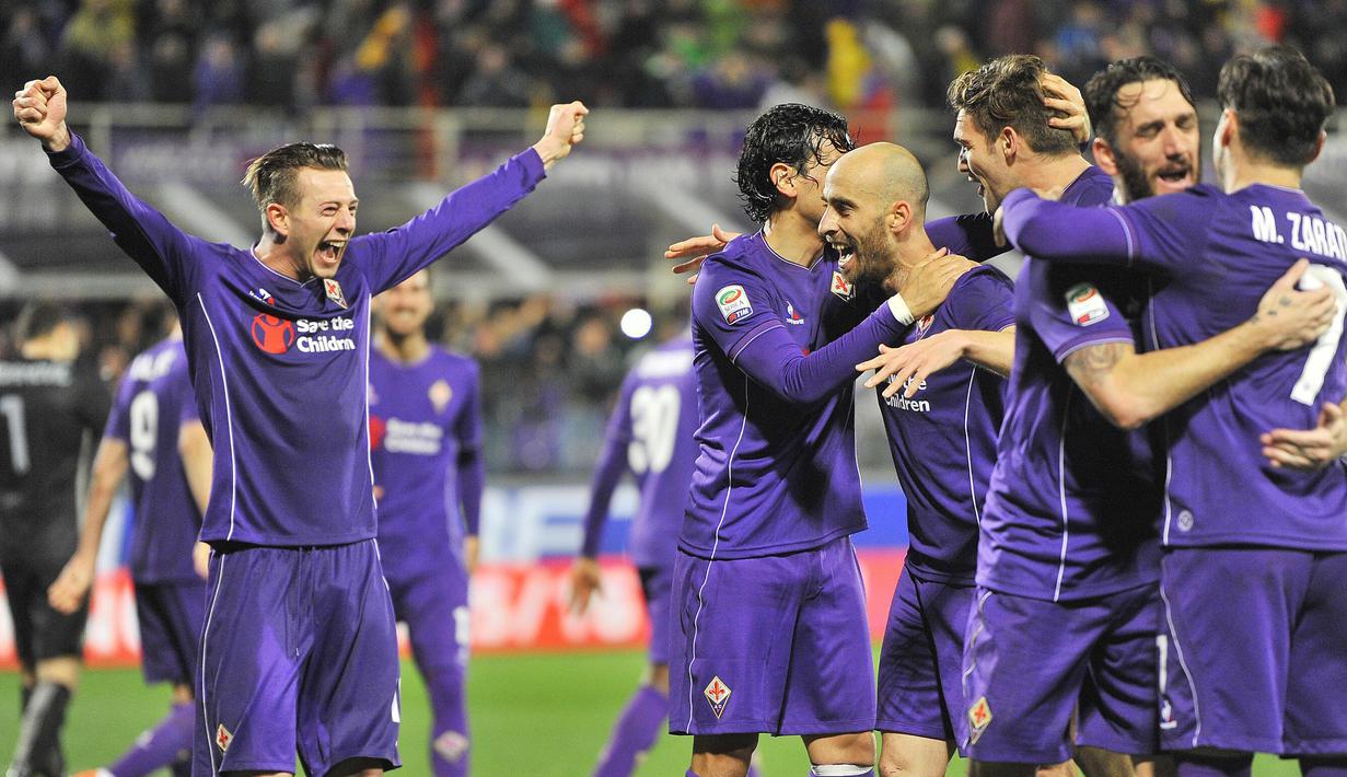 Pemain Fiorentina merayakan gol yang dicetak Borja Valero ke gawang Inter Milan dalam laga Serie A Italia di Stadion di Artemio Franchi, Firenze, Senin (15/2/2016) dini hari WIB. (EPA/Maurizio Degl' Innocenti)