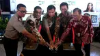 Irwasum Polri, Komjen Dwi Priyatno (tengah) dan Direktur kelembagaan PT BRI, Sis Apik Wijayanto (kedua kanan) menekan tombol di hp secara simbolik dalam rangkaian acara peluncuran Kartu BRI Promoter, Jakarta, Jumat (16/5). (Liputan6.com/Johan Tallo)