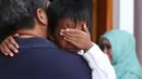 "Ini ada apa, kok ramai ya," celetuk polos anak almarhum Reni, kepada para kerabat yang datang ke rumah duka, kawasan Pondok Kelapa, Jakarta Timur, Senin (10/4/2017). (Nurwahyunan/Bintang.com)