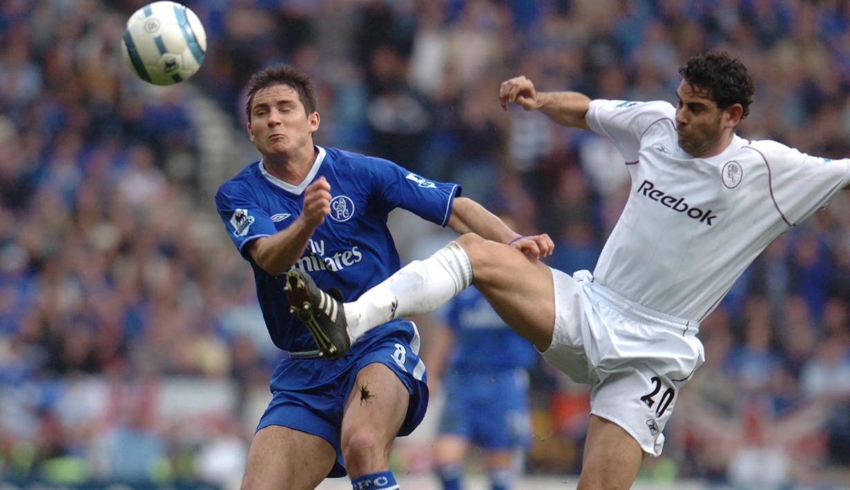 Fernando Hierro. Bek tengah Spanyol ini direkrut Bolton Wanderers dari Al Rayyan pada awal musim 2004/2005. Ia saat itu berusia 36 tahun, 4 bulan dan 5 hari. Cuma semusim, ia tampil 29 kali di Liga Inggris dengan torehan 1 gol dan pensiun di akhir musim 2004/2005. (AFP/Paul Barker)