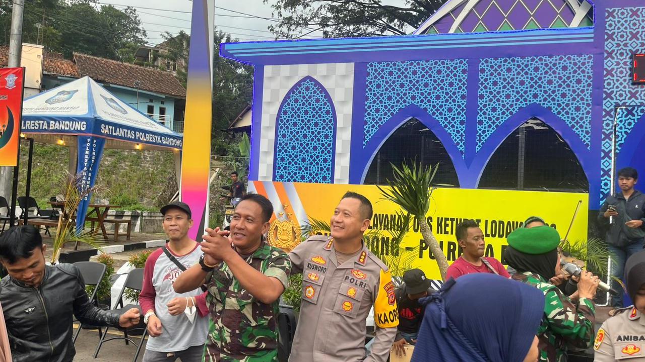 Kapolresta Bandung Kombes Pol Kusworo Wibowo beserta jajaran Polresta Bandung dan TNI menghibur para pemudik yang tertunda perjalanannya di Cikaledong Nagreg, Kabupaten Bandung, dengan memainkan musik bersama pengamen pada Sabtu, 29 April 2023.