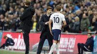 Striker Tottenham Hotspur Harry Kane berbicara dengan Manajer Mauricio Pochettino soal cederanya yang didapat saat laga kontra Liverpool dalam lanjutan Liga Inggris, 22 Oktober 2017. (AP Photo/Frank Augstein)