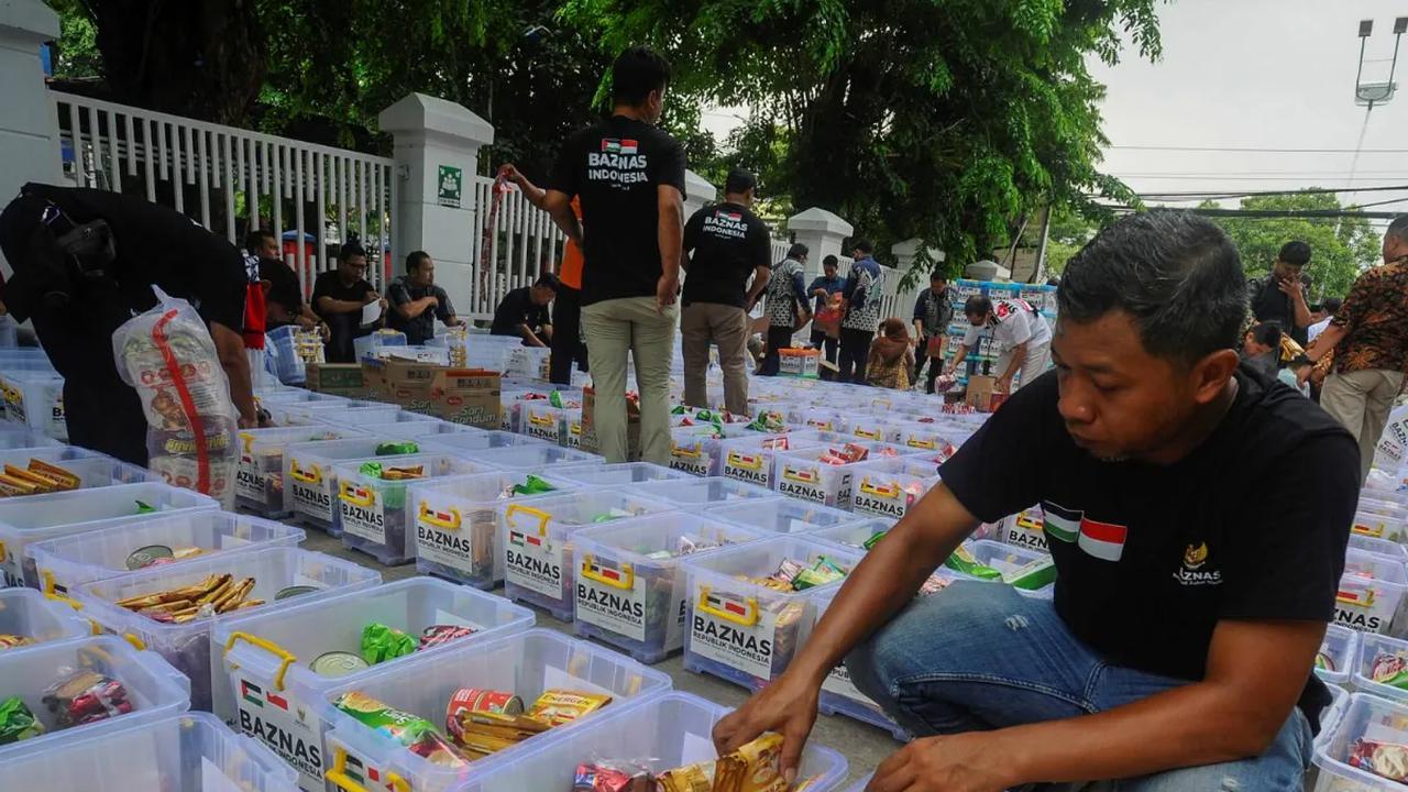 Relawan melakukan pengemasan bahan makanan yang akan dikirim ke Jalur Gaza, Palestina di Kantor Baznas RI, Jakarta, Kamis (2/11/2023).
