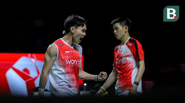 Pebulu tangkis ganda putra Indonesia, Raymond Indra/Nikolaus Joaquin melakukan selebrasi setelah mencetak poin atas rekan senegaranya, Sabar Karyaman Gutama/Moh Reza Pahlevi dalam laga semifinal Indonesia Open 2026 di Istora Senayan, Jakarta, Sabtu (06/06/2026). (Bola.com/Bagaskara Lazuardi)