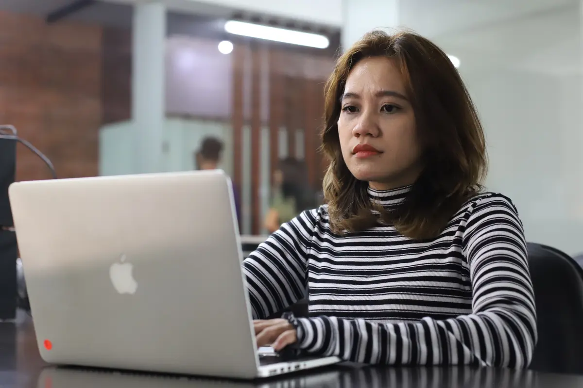 wanita februari tidak bahagia