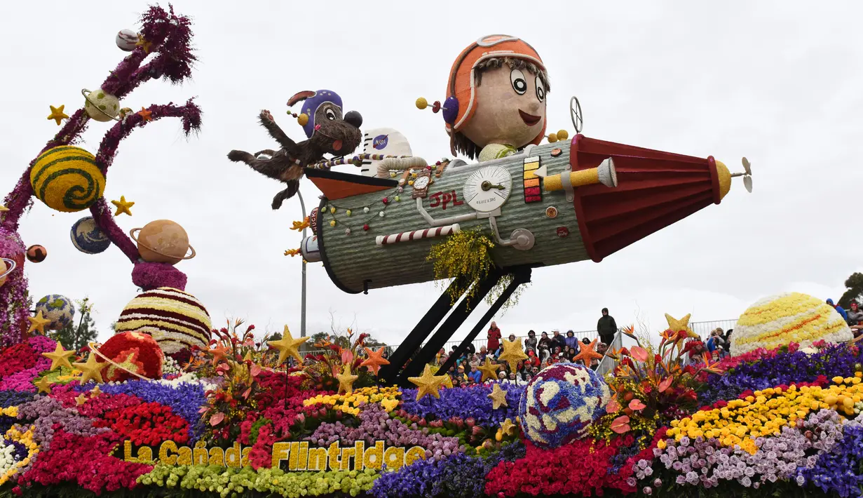 La Canada Flintridge Tournament of Association dalam tema "Backyard Rocketeer" menampilkan proyek eksplorasi ruang angkasa pada parade mawar ke 128 di Pasadena, California, AS (2/1). (AP Photo/Michael Owen Baker)