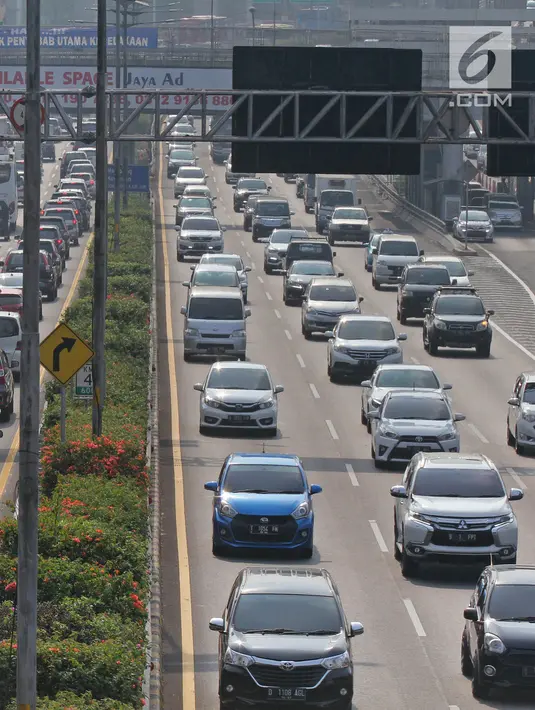 Kendaraan melintasi jalan tol dalam kota di Jalan Gatot Subroto, Jakarta, Rabu (18/9/2019). Kepala BPRD DKI Jakarta Faisal Syafruddin mengatakan, sekitar 2,2 juta kendaraan bermotor di Jakarta menunggak pajak dengan nilai tunggakan pajak mencapai Rp 2,4 triliun. (Liputan6.com/Herman Zakharia)