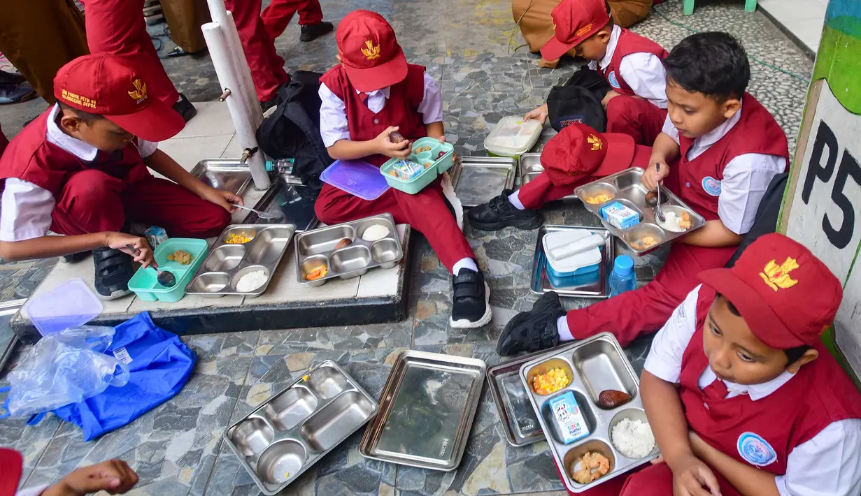 Siswa menyantap makanan Program Makan Bergizi Gratis (MBG) di SDN Meruyung, Depok, jawa Barat, Senin, 13 Juli 2007. (KLY/ Arie Basuki)