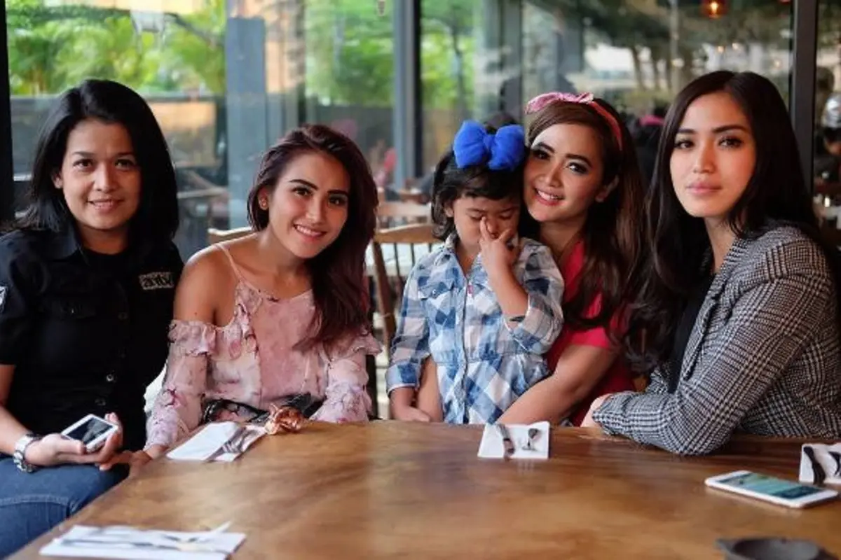 [Bintang] Jessica Iskandar dan Ayu Ting Ting