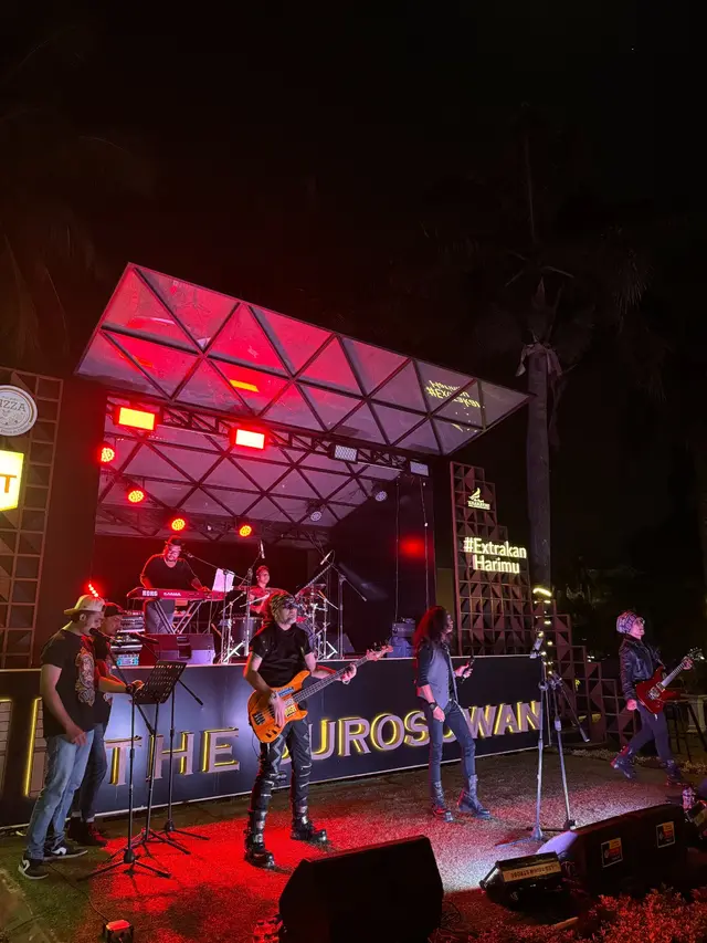 Gelaran musik rock klasik di The Surosowan Restoran.