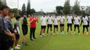 Ketua Umum PSSI Mochamad Iriawan (kelima kiri) berbicara kepada pelatih Shin Tae-yong dan pemain Timnas Indonesia U-20 usai latihan untuk Piala Asia U-20 2023 di Lapangan A, Kompleks Stadion Utama Gelora Bung Karno (SUGBK), Jakarta, Rabu (15/02/2023). Mochamad Iriawan berpamitan dengan pemain Timnas Indonesia U-20 dan pelatih Shin Tae-yong. (Liputan6.com/Herman Zakharia)