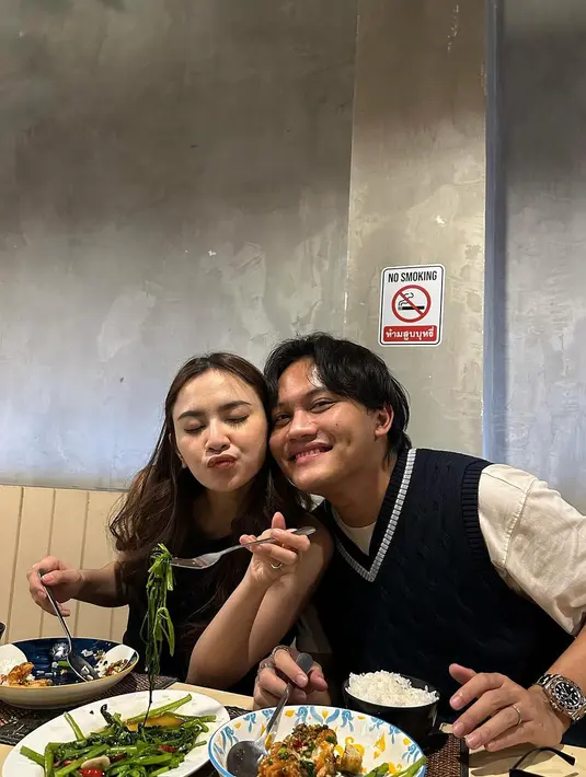 Nikmati kuliner di Pratunam, Rizky Febian dan Mahalini tampil dengan streetstyle yang nyaman [@rizkyfbian]