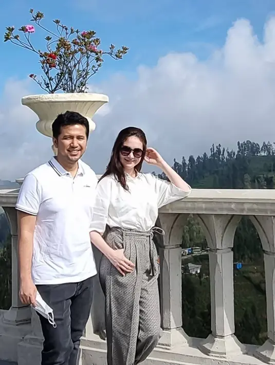 Di tengah kesibukan keduanya, pasangan ini pun masih memiliki waktu untuk menikmati waktu berdua liburan bareng. Dalam 9 tahun perjalanan rumah tangganya, tidak pernah terdengar gosip miring. Malah pasangan ini selalu kompak mendukung satu sama lain. Apalagi Arumi kerap membagikan aktivitasnya dalam kanal YouTubenya. (Liputan6.com/IG/@arumibachsin_94)