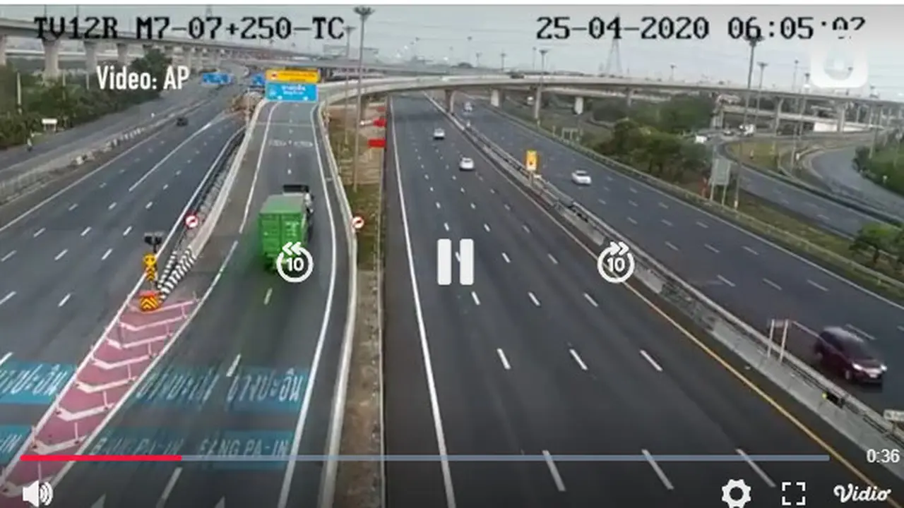 Kecelakaan tunggal yang melibatkan sebuah truk kontainer terekam kamera Closed-circuit television (CCTV) jalan.