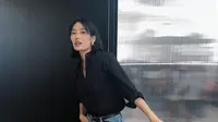 Denim Maxi Skirt Jadi Fashion Statement, Begini Cara Memadukannya untuk Berbagai Acara