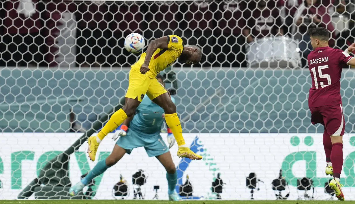 Penyerang Ekuador, Enner Valencia mencetak gol keduanya ke gawang kiper Qatar Saad Al Sheeb dalam pertandingan sepak bola grup A Piala Dunia di Stadion Al Bayt di Al Khor, Minggu (20/11/2022). Striker berusia 33 tahun itu membukukan brace ketika Ekuador unggul 2-0 atas Qatar. (AP Photo/Natacha Pisarenko)